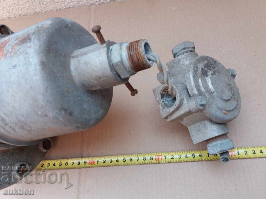 OLD LARGE ALUMINUM INDUSTRIAL LAMP - SEALED CLOSURE - 7 OLD LARGE ALUMINUM INDUSTRIAL LAMP - SEALED CLOSURE - 7