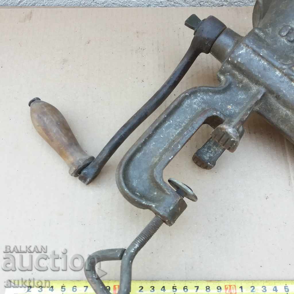 Auction SOLID METAL HAND GRINDER - EXCELLENT Auction SOLID METAL HAND GRINDER - EXCELLENT