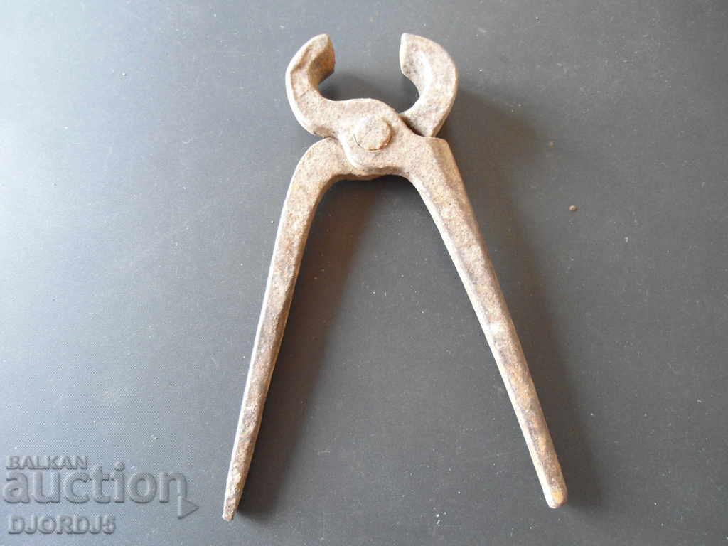 Old pliers with price 3.00 BGN | € 1.53 Old pliers with price 3.00 BGN | € 1.53