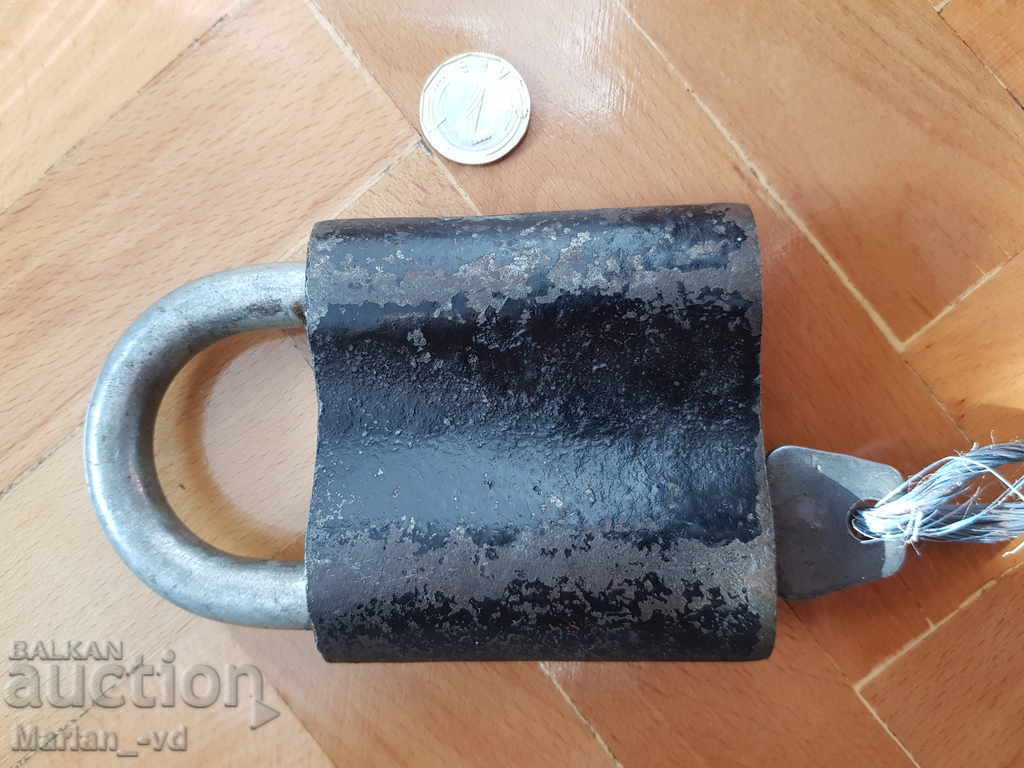 Πολύ μεγάλο παλιό λουκέτο με τιμή 35.00 BGN | € 17.90 Πολύ μεγάλο παλιό λουκέτο με τιμή 35.00 BGN | € 17.90