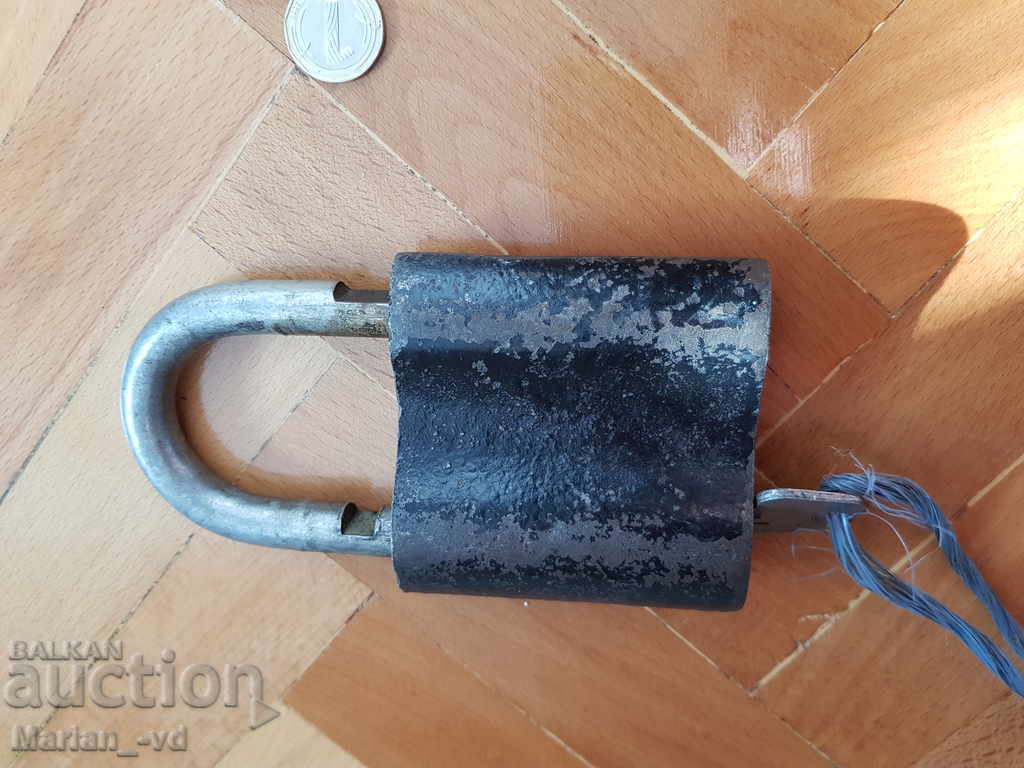 Παράδοση Πολύ μεγάλο παλιό λουκέτο Παράδοση Πολύ μεγάλο παλιό λουκέτο