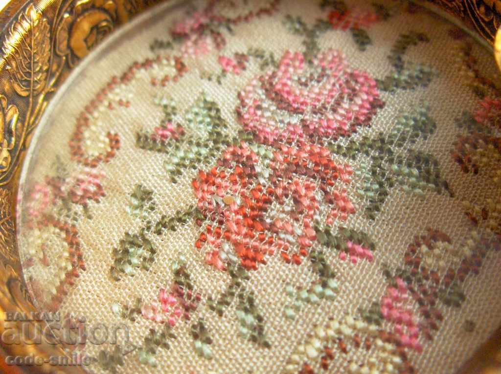 Εξαιρετικά όμορφο μικρό παλιό διακοσμητικό τασάκι με τιμή 80.00 BGN | € 40.90 Εξαιρετικά όμορφο μικρό παλιό διακοσμητικό τασάκι με τιμή 80.00 BGN | € 40.90