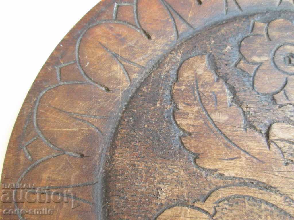 Veche placa de lemn renascentista sculptatoare etnografie cu preț 70.00 BGN | € 35.79 Veche placa de lemn renascentista sculptatoare etnografie cu preț 70.00 BGN | € 35.79