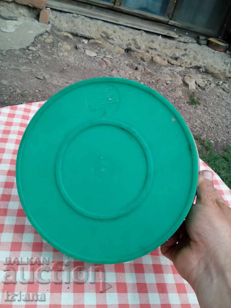 Ένα παλιό κουτί για φαγητό με τιμή 5.00 BGN | € 2.56 Ένα παλιό κουτί για φαγητό με τιμή 5.00 BGN | € 2.56