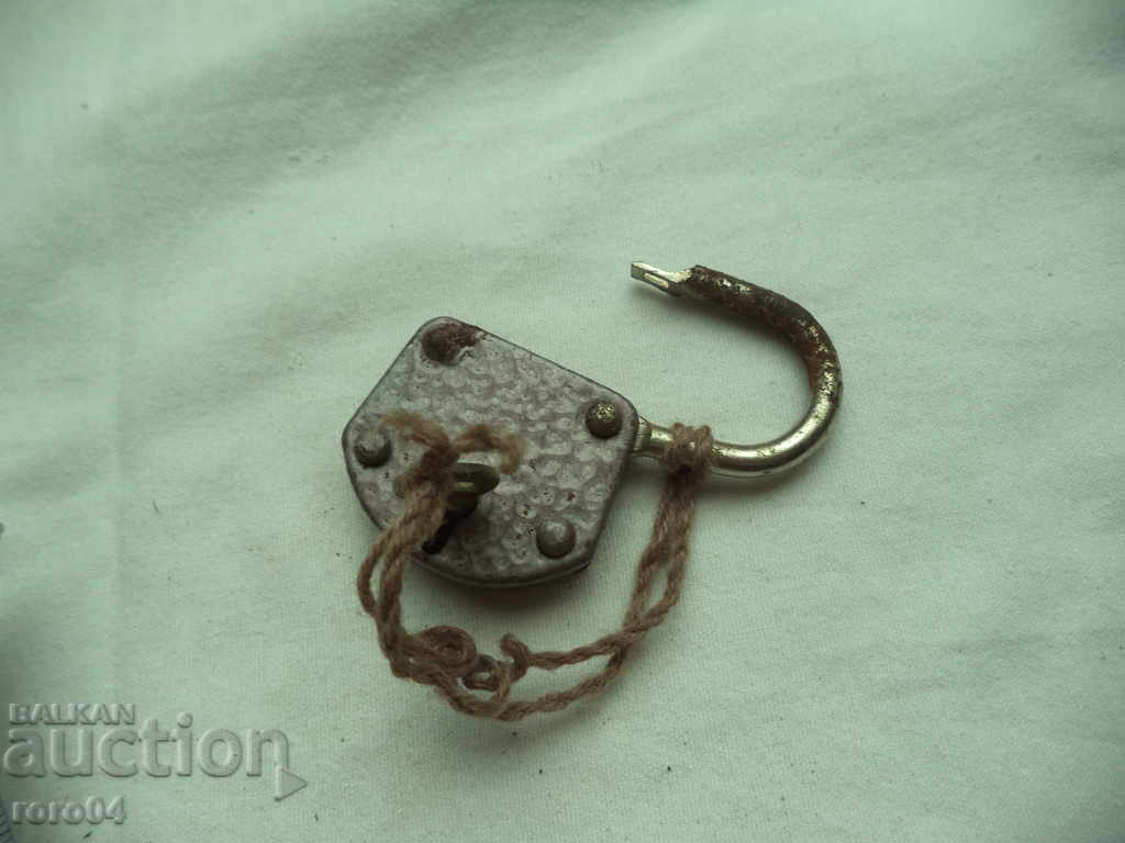 OLD LOCK WITH KEY - ACTIVE - 5 OLD LOCK WITH KEY - ACTIVE - 5