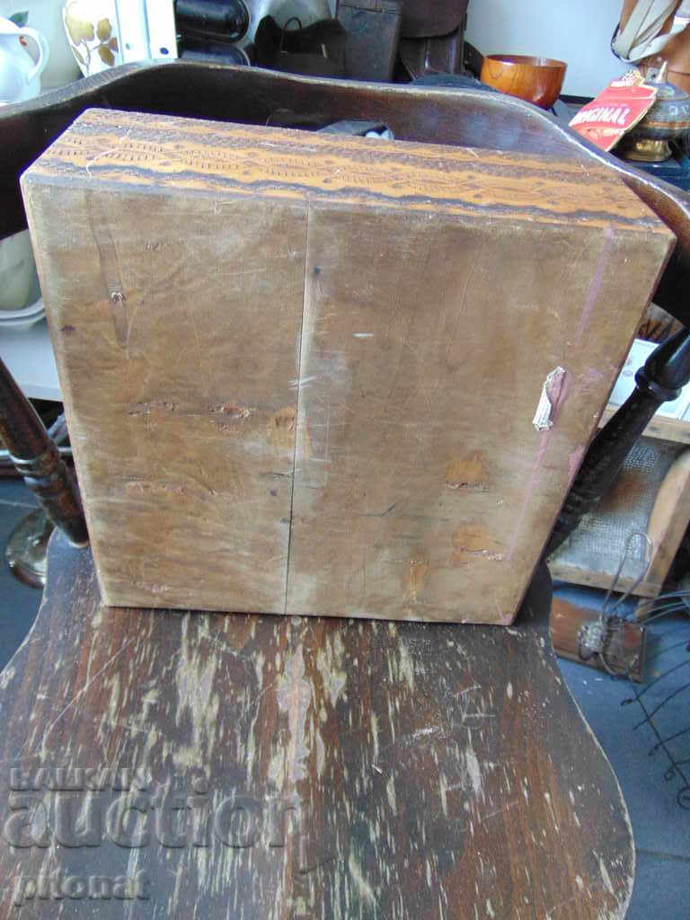 Auction Large hand-painted pyrographed box Auction Large hand-painted pyrographed box