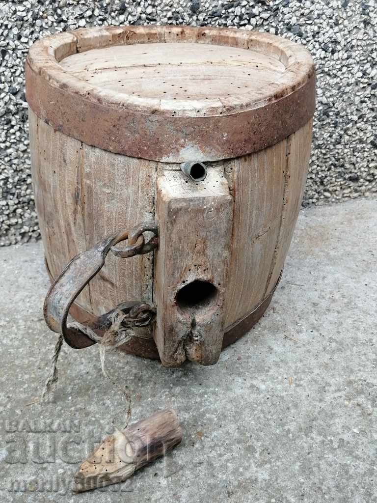 Delivery of Old bucket, vase, barrel, wooden, pavour Delivery of Old bucket, vase, barrel, wooden, pavour