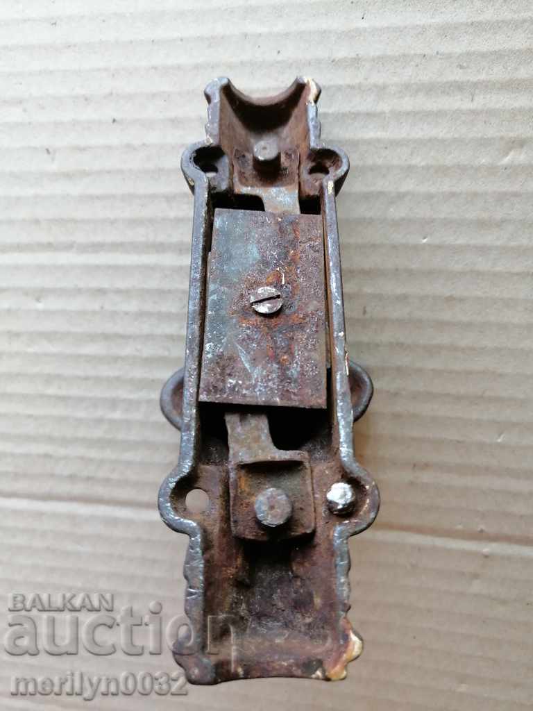 Παράδοση Λαβή ενός πολυτελούς παραθύρου από τις αρχές του ΧΧ αιώνα