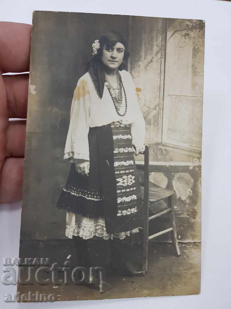 Стара българска фотография картичка жена в носия