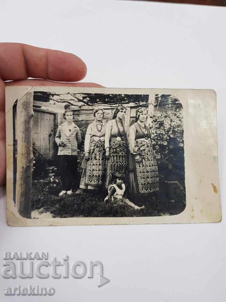 Рядка възрожденска фотография картичка жени в носии