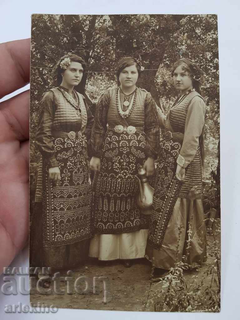 Fotografie rară de renaștere bulgară a femeilor în costume cu catarame