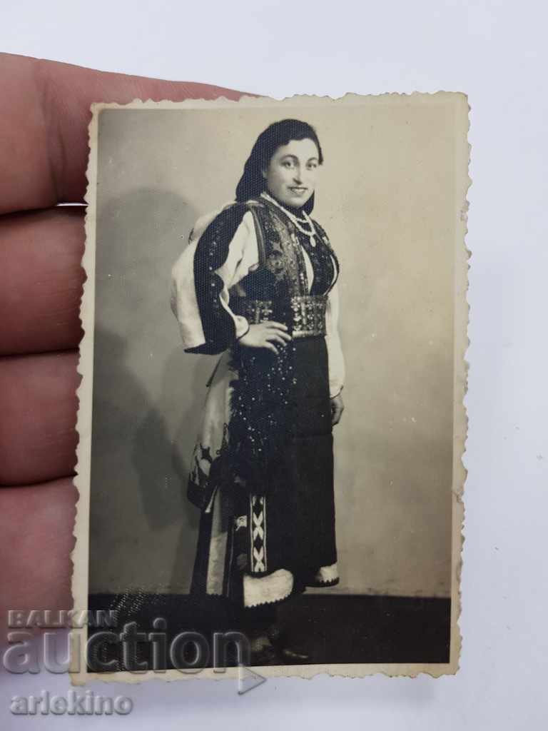Българска възрожденска фотография жена в носия