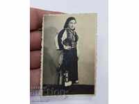 Българска възрожденска фотография жена в носия