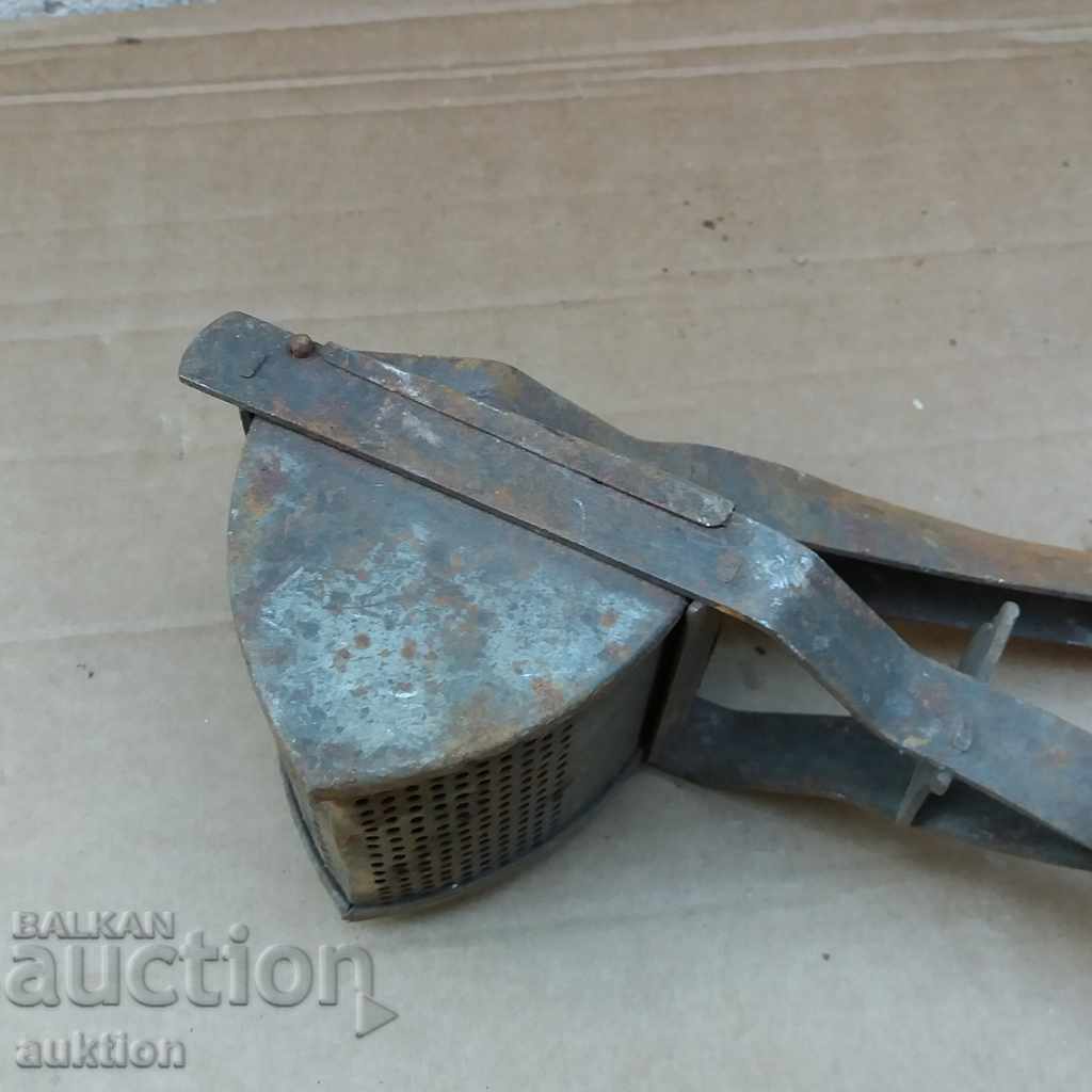 Auction OLD LARGE METAL, SOLID PRESS FOR POTATO MASH Auction OLD LARGE METAL, SOLID PRESS FOR POTATO MASH