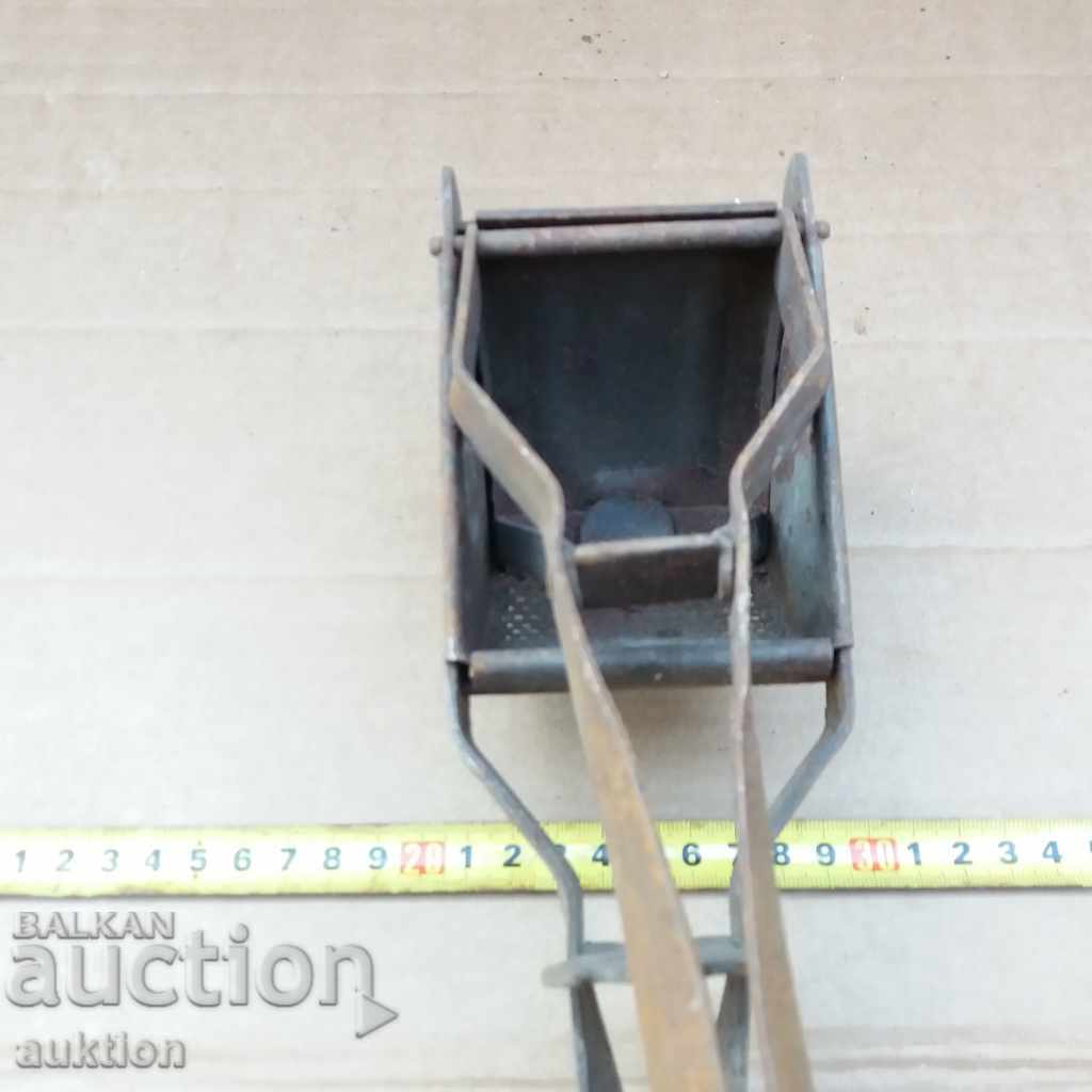 Delivery of OLD LARGE METAL, SOLID PRESS FOR POTATO MASH Delivery of OLD LARGE METAL, SOLID PRESS FOR POTATO MASH