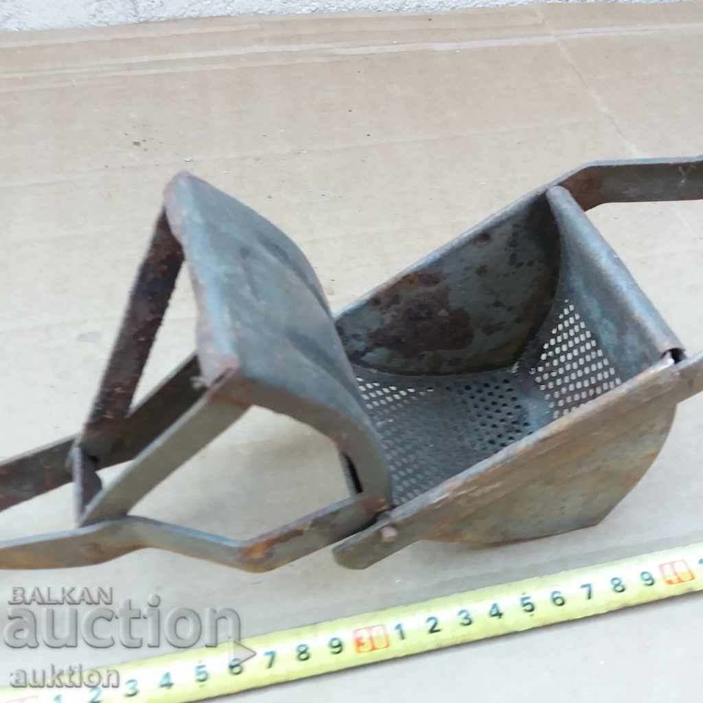PRESĂ VECHE MARE, MASIVĂ, DIN METAL PENTRU PIURE DE CARTOFI - 5