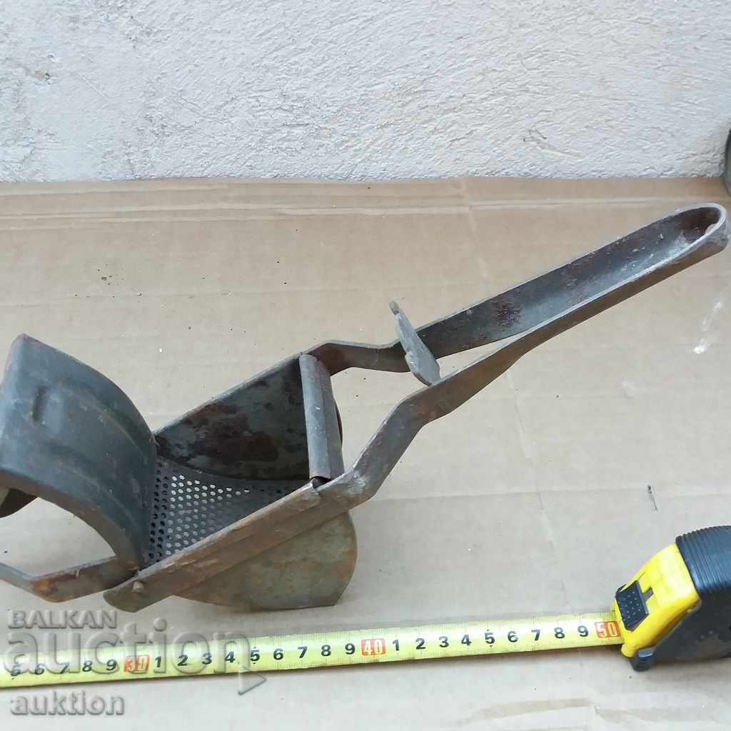 PRESĂ VECHE MARE, MASIVĂ, DIN METAL PENTRU PIURE DE CARTOFI - 7