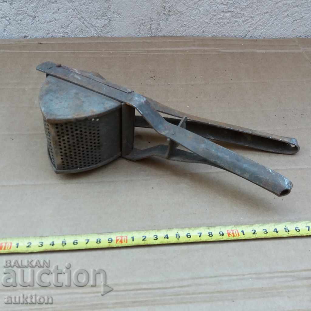 PRESĂ VECHE MARE, MASIVĂ, DIN METAL PENTRU PIURE DE CARTOFI