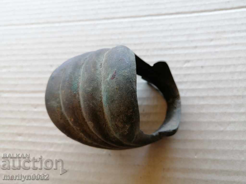 Παράδοση Μια χάλκινη λεπτομέρεια μιμείται μια μύδια που βρέθηκε σε ένα πολύ παλιό σπίτι Παράδοση Μια χάλκινη λεπτομέρεια μιμείται μια μύδια που βρέθηκε σε ένα πολύ παλιό σπίτι