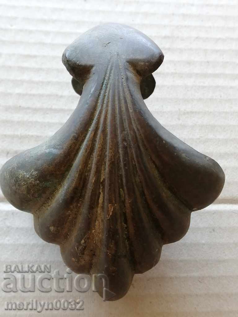 A bronze detail imitates a mussel ball found in a very old house
