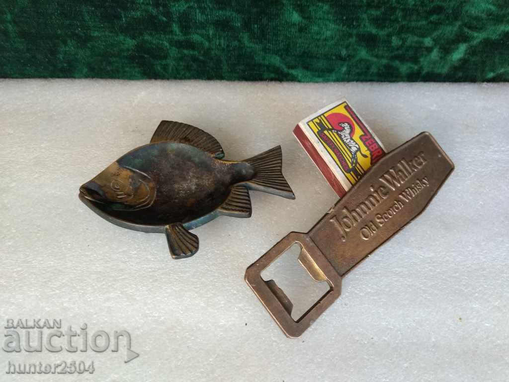 O mulțime de scrumieră și deschizător O mulțime de scrumieră și deschizător