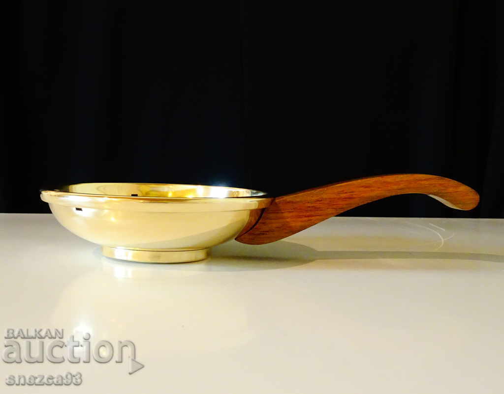 Brass pan, candlestick, bowl.