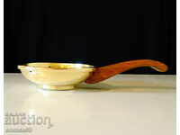 Brass pan, candlestick, bowl.
