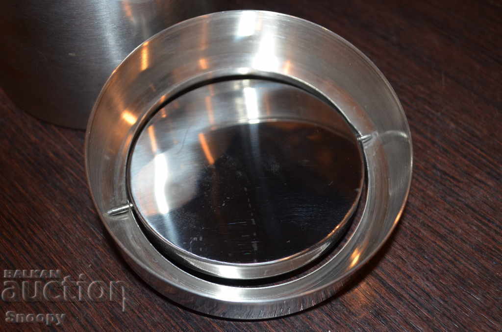 Δημοπρασία Μεταλλικός κάδος απορριμμάτων με καπάκι Δημοπρασία Μεταλλικός κάδος απορριμμάτων με καπάκι