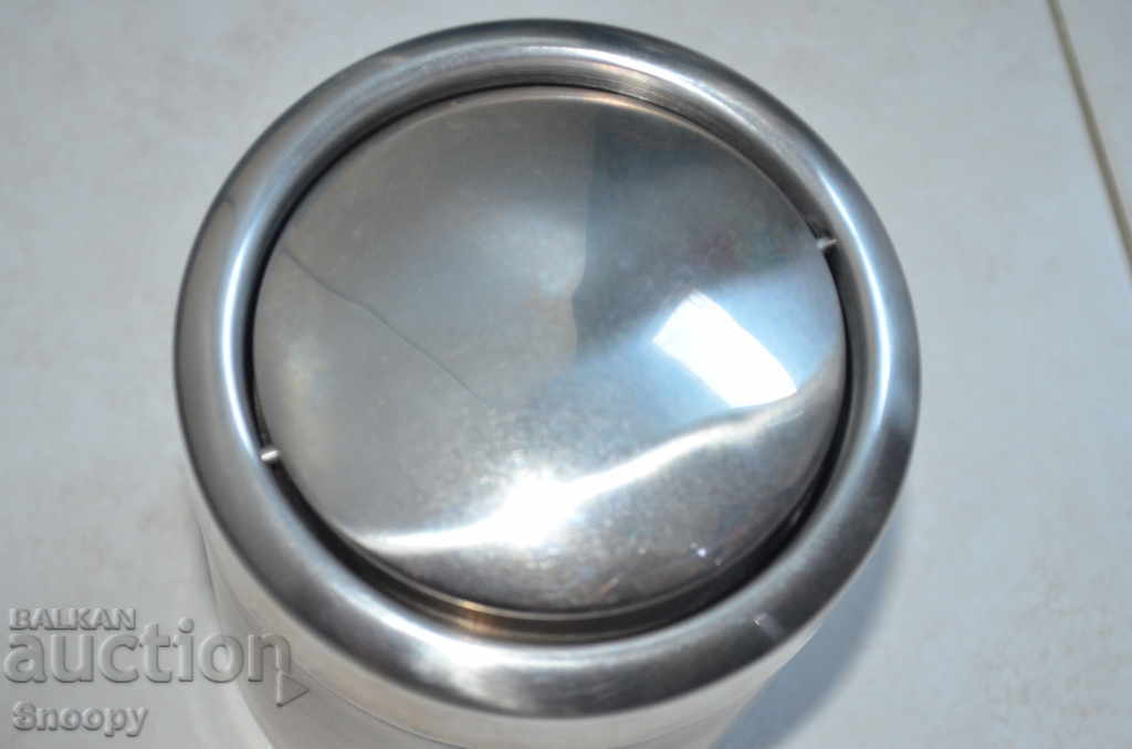 Παράδοση Μεταλλικός κάδος απορριμμάτων με καπάκι Παράδοση Μεταλλικός κάδος απορριμμάτων με καπάκι