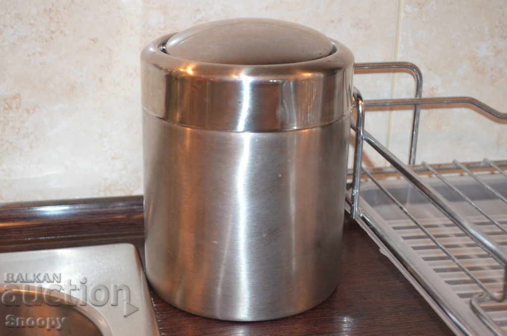Metal container for dry waste with lid
