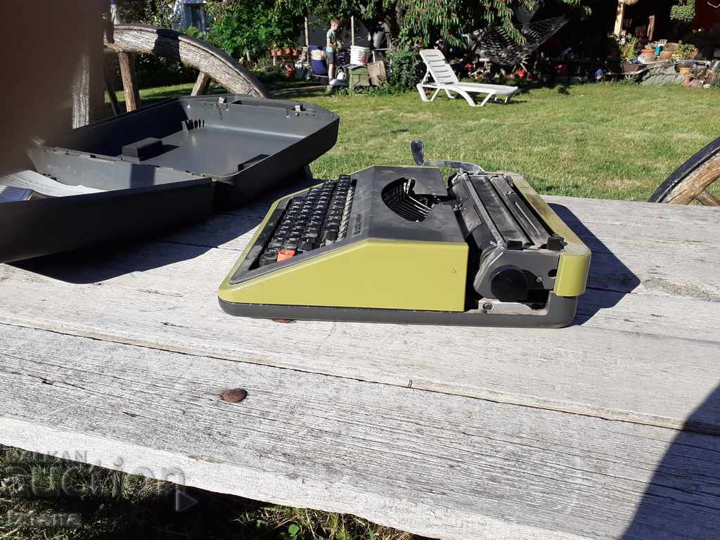 Παράδοση Παλιά γραφομηχανή Χέβρος 1300 Παράδοση Παλιά γραφομηχανή Χέβρος 1300