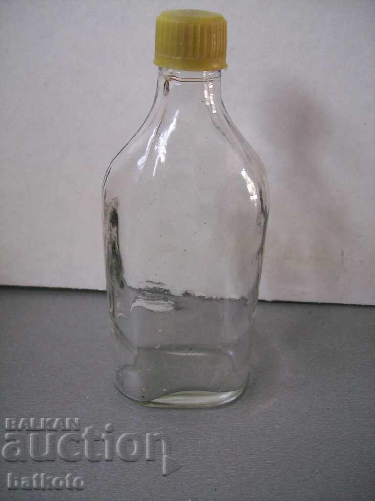 O sticlă veche de sirop de suc