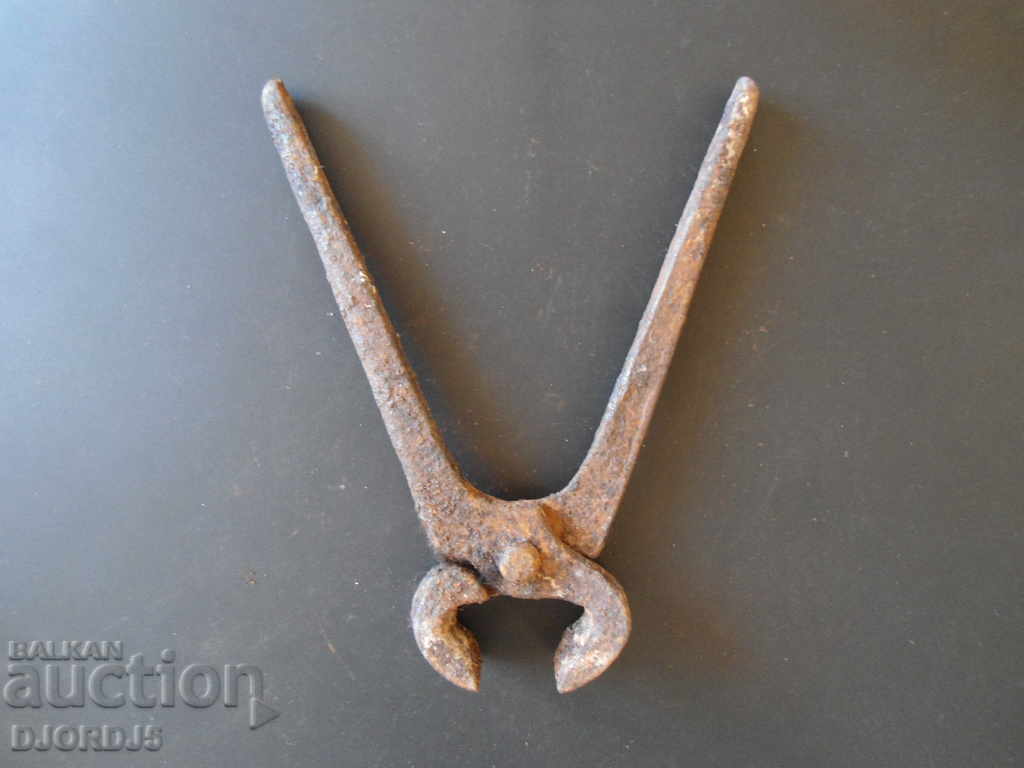 Old pliers with price 2.00 BGN | € 1.02 Old pliers with price 2.00 BGN | € 1.02