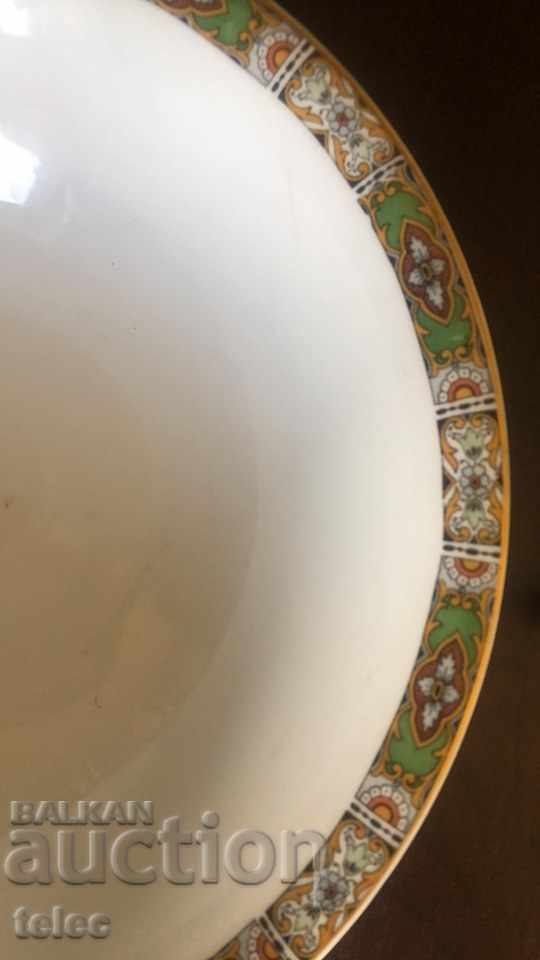 Auction Two plates of porcelain from the 1920s Auction Two plates of porcelain from the 1920s