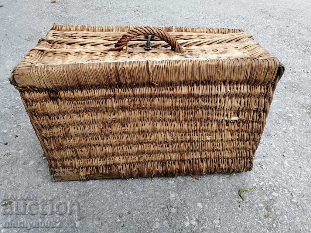 Auction Wicker trunk, wicker basket, panner box basket Auction Wicker trunk, wicker basket, panner box basket