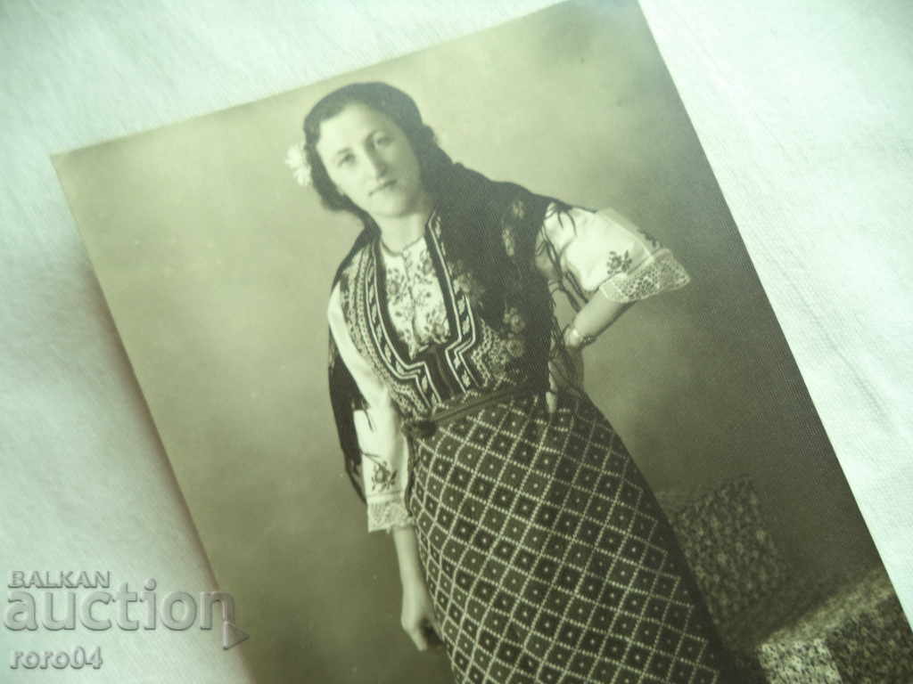Livrarea COSTUMUL VELINGRAD - VILAGE LADZHENE