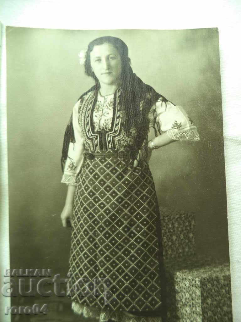 Livrarea COSTUMUL VELINGRAD - VILAGE LADZHENE