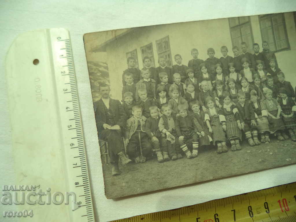 Delivery of CHILDREN IN COSTUMES - TEACHERS - STUDENTS - FIRST GRADES Delivery of CHILDREN IN COSTUMES - TEACHERS - STUDENTS - FIRST GRADES