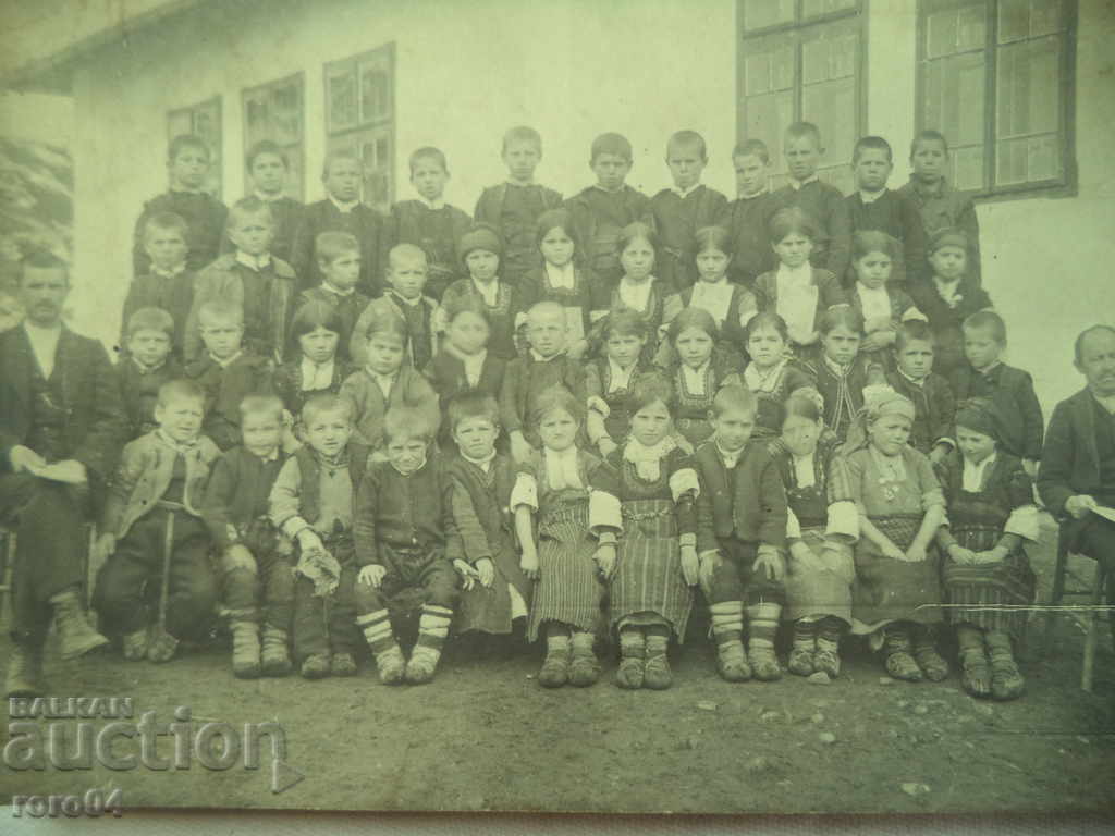 CHILDREN IN COSTUMES - TEACHERS - STUDENTS - FIRST GRADES - 6 CHILDREN IN COSTUMES - TEACHERS - STUDENTS - FIRST GRADES - 6