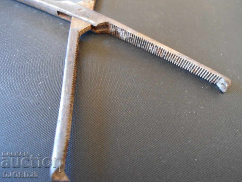 Auction Old specialized pliers Auction Old specialized pliers