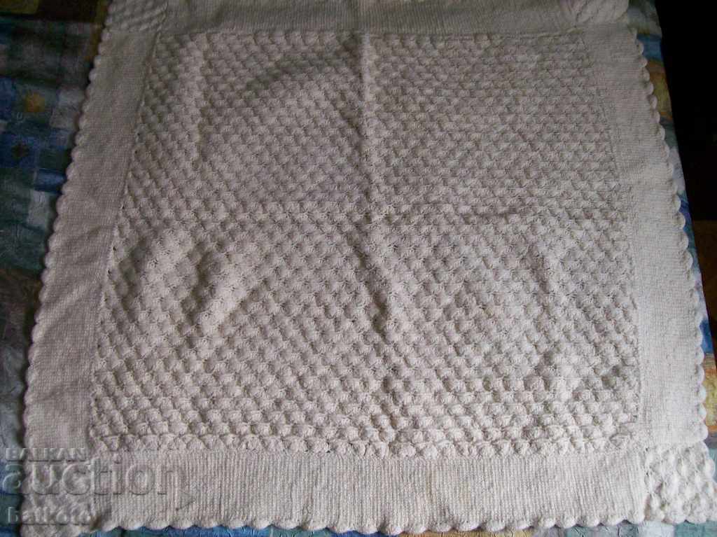 Scutec pentru copii din lână tricotat manual din anii 70 - 100/100 cm cu preț 30.00 BGN | € 15.34