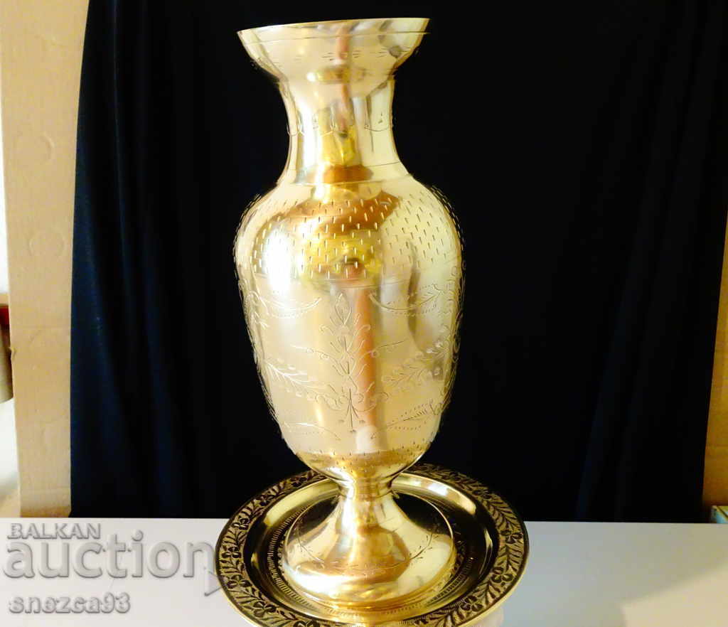 Magnificent British bronze vase 30 cm. with price 129.00 BGN | € 65.96 Magnificent British bronze vase 30 cm. with price 129.00 BGN | € 65.96