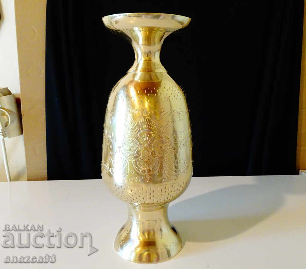 Auction Magnificent British bronze vase 30 cm. Auction Magnificent British bronze vase 30 cm.