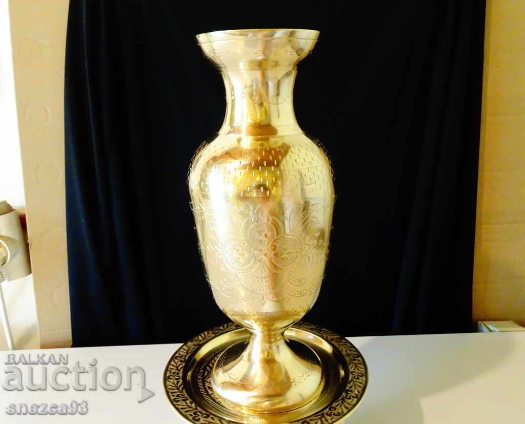 Magnificent British bronze vase 30 cm.