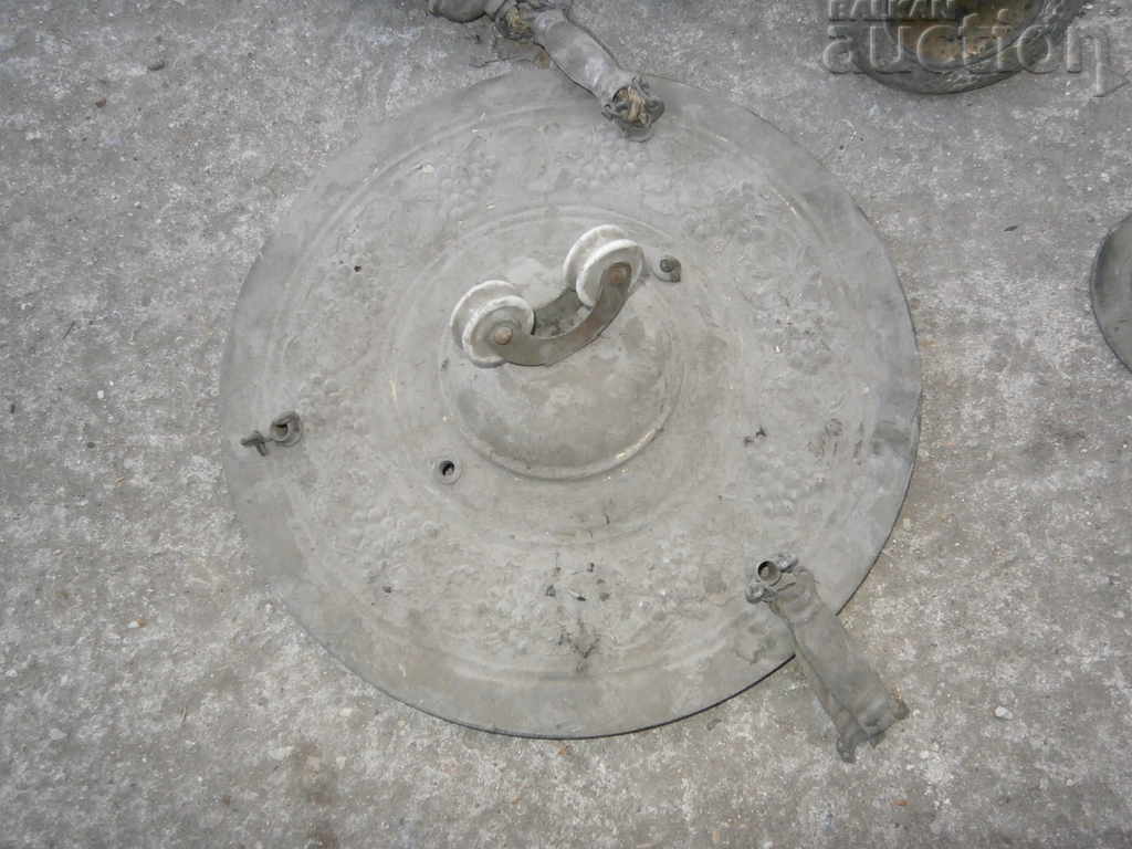 Παράδοση Παλιός πολυέλαιος από σκιά φωτιστικού στις αρχές του 20ου αιώνα Παράδοση Παλιός πολυέλαιος από σκιά φωτιστικού στις αρχές του 20ου αιώνα