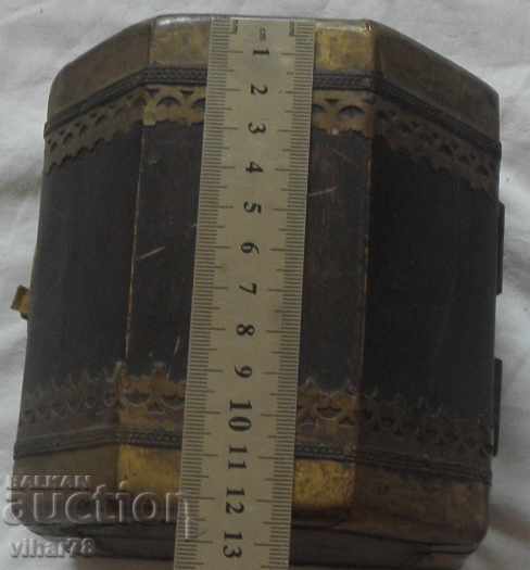 Auction SMALL BOX WITH METAL HARDWARE Auction SMALL BOX WITH METAL HARDWARE