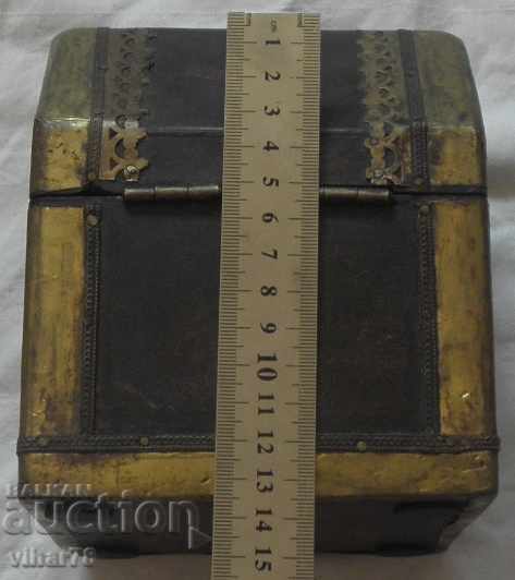 Delivery of SMALL BOX WITH METAL HARDWARE Delivery of SMALL BOX WITH METAL HARDWARE