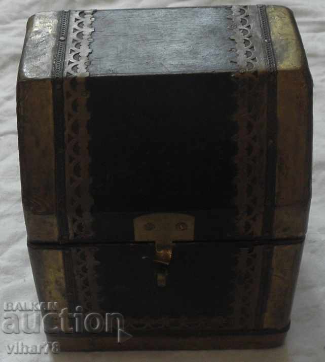 SMALL BOX WITH METAL HARDWARE - 6 SMALL BOX WITH METAL HARDWARE - 6