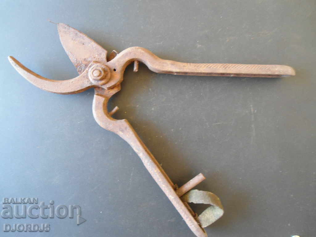 Old scissors with price 3.00 BGN | € 1.53 Old scissors with price 3.00 BGN | € 1.53
