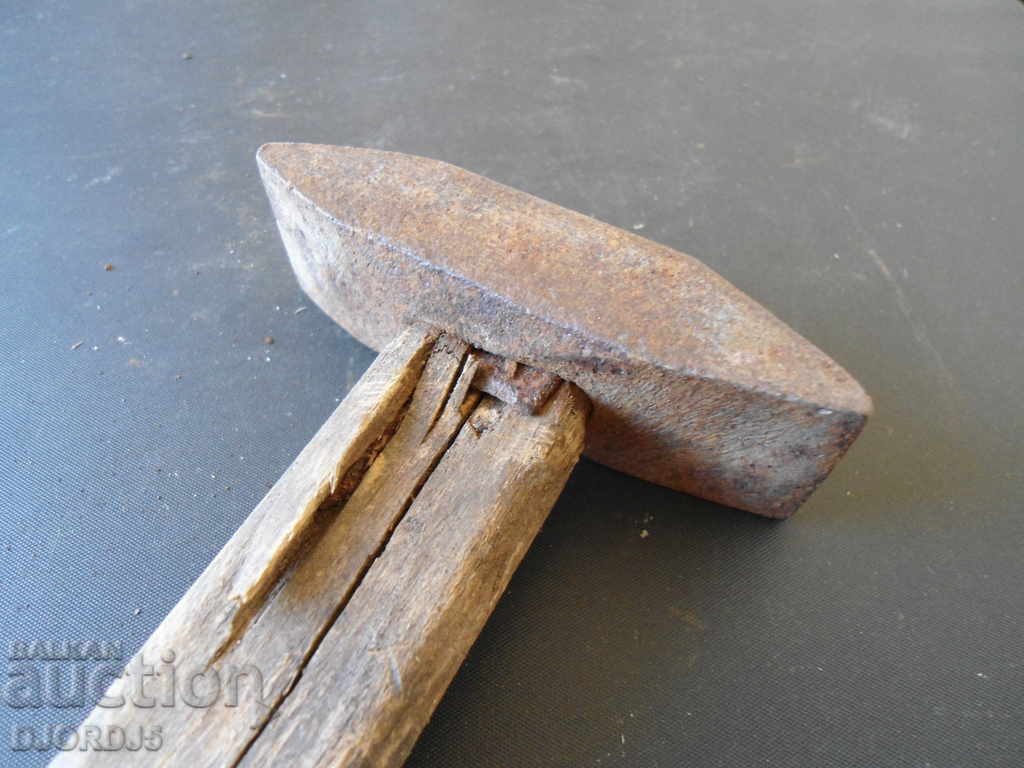 Delivery of An old hammer